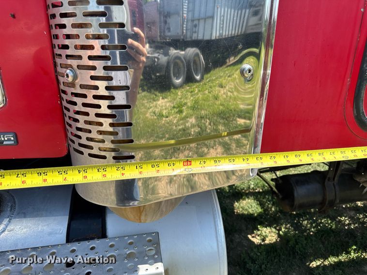 image for item EM2112 2005 Freightliner Columbia semi truck