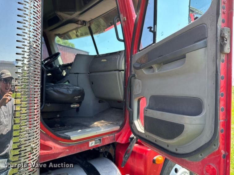 image for item EM2112 2005 Freightliner Columbia semi truck