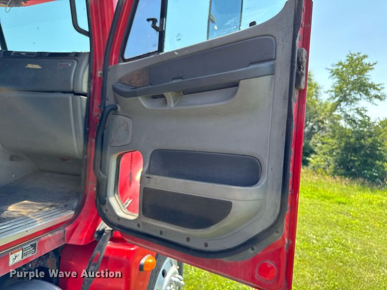 image for item EM2112 2005 Freightliner Columbia semi truck