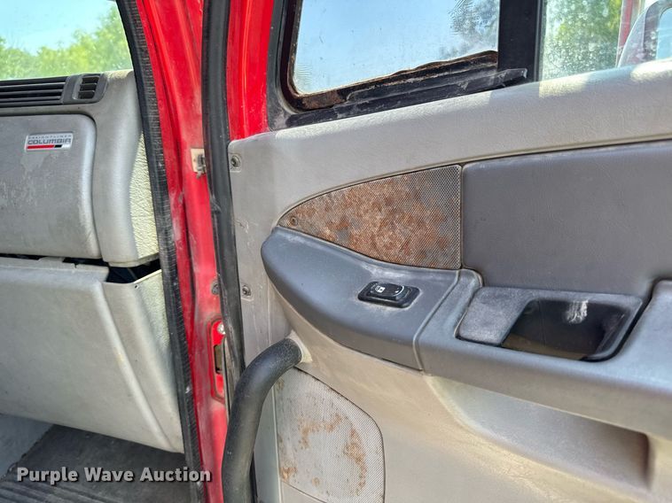 image for item EM2112 2005 Freightliner Columbia semi truck