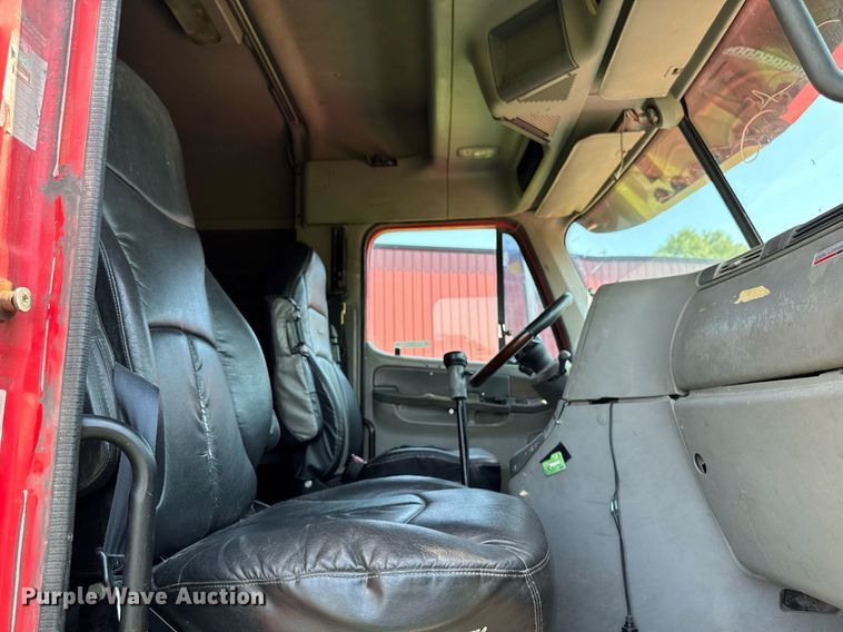 image for item EM2112 2005 Freightliner Columbia semi truck