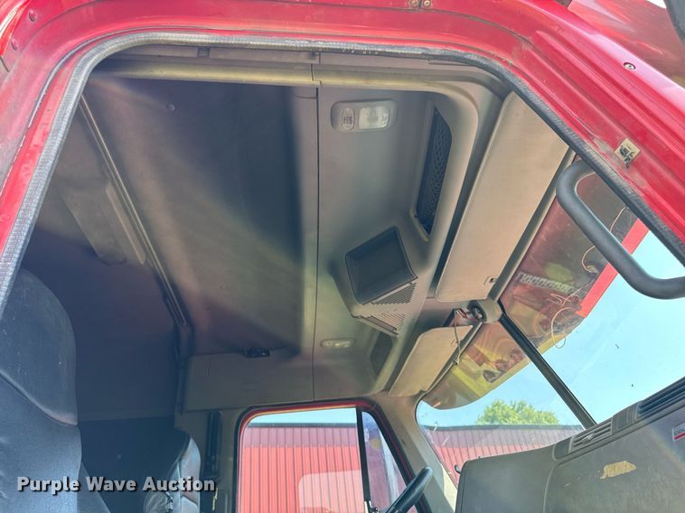 image for item EM2112 2005 Freightliner Columbia semi truck