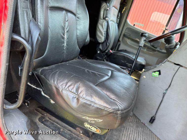 image for item EM2112 2005 Freightliner Columbia semi truck