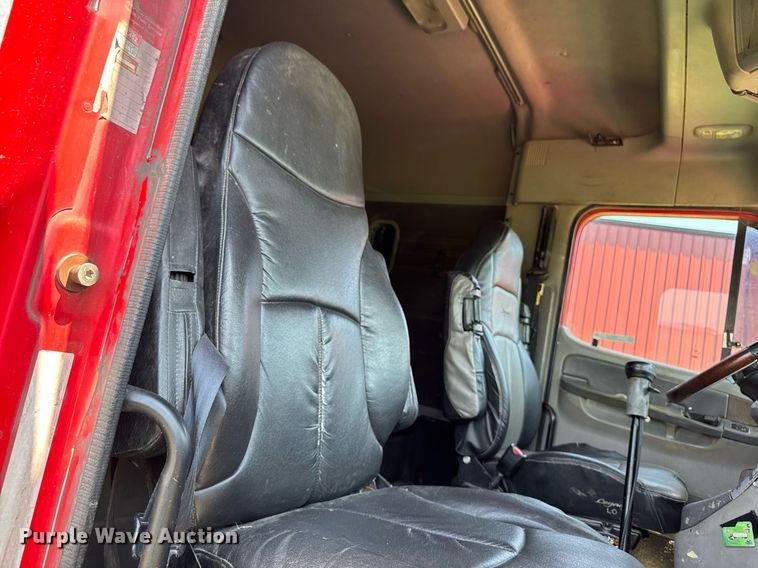 image for item EM2112 2005 Freightliner Columbia semi truck