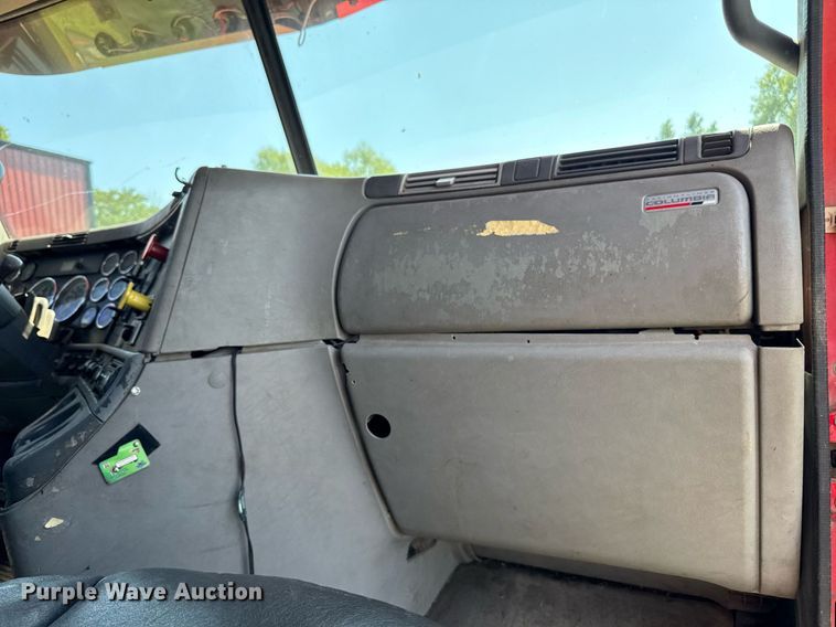 image for item EM2112 2005 Freightliner Columbia semi truck