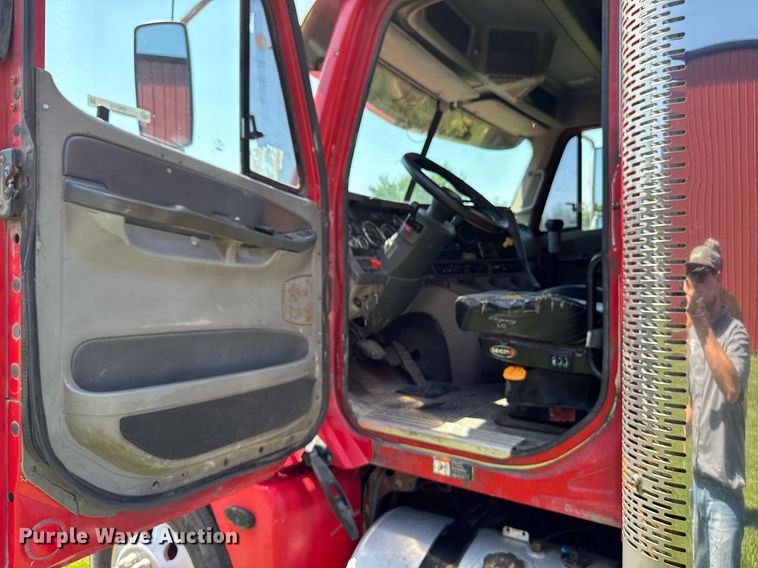 image for item EM2112 2005 Freightliner Columbia semi truck