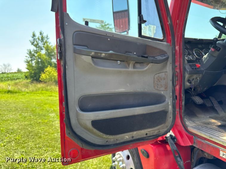 image for item EM2112 2005 Freightliner Columbia semi truck