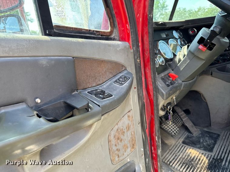 image for item EM2112 2005 Freightliner Columbia semi truck