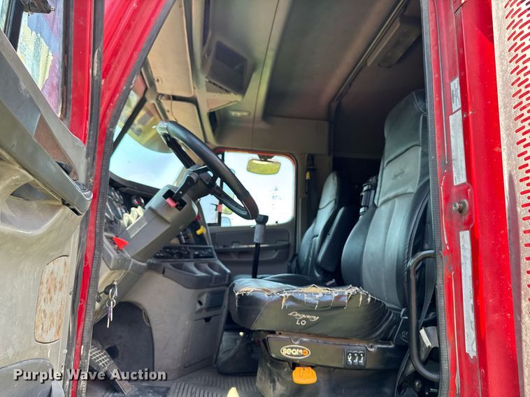 image for item EM2112 2005 Freightliner Columbia semi truck