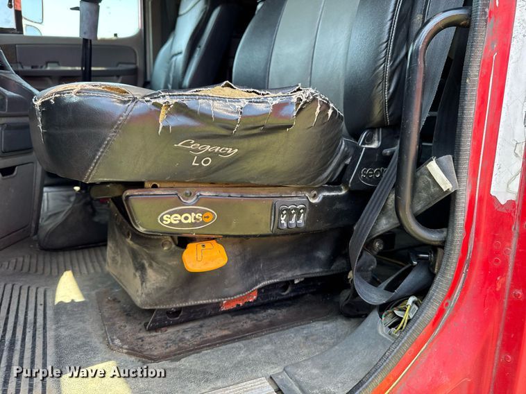 image for item EM2112 2005 Freightliner Columbia semi truck