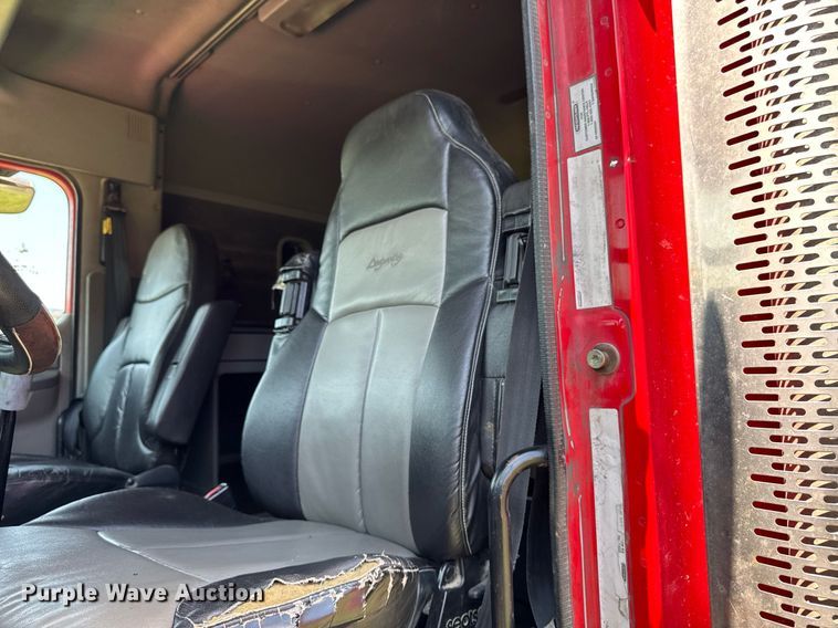 image for item EM2112 2005 Freightliner Columbia semi truck