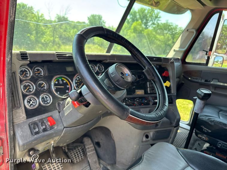 image for item EM2112 2005 Freightliner Columbia semi truck