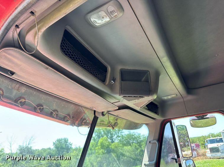 image for item EM2112 2005 Freightliner Columbia semi truck