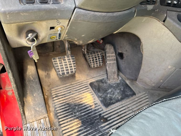 image for item EM2112 2005 Freightliner Columbia semi truck