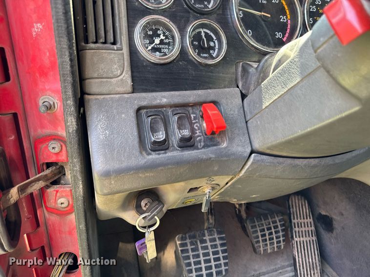 image for item EM2112 2005 Freightliner Columbia semi truck