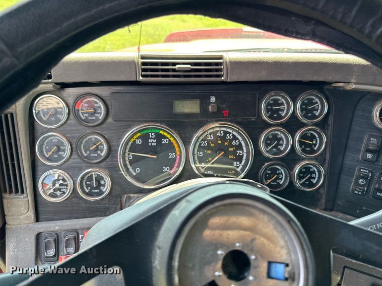 image for item EM2112 2005 Freightliner Columbia semi truck