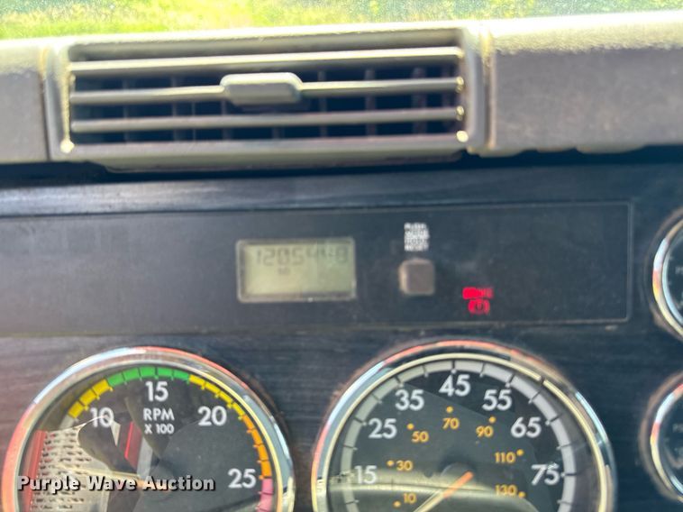 image for item EM2112 2005 Freightliner Columbia semi truck