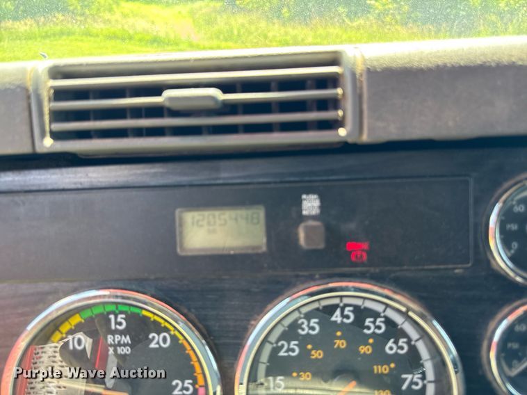 image for item EM2112 2005 Freightliner Columbia semi truck