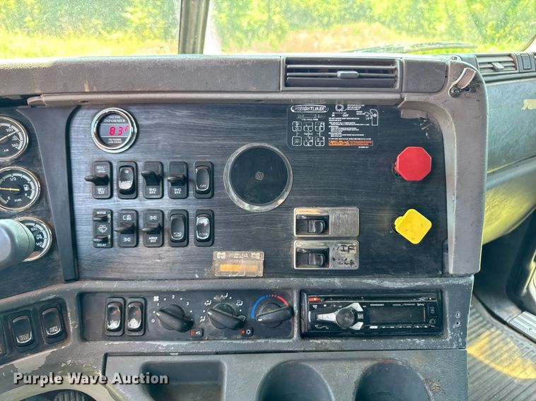 image for item EM2112 2005 Freightliner Columbia semi truck