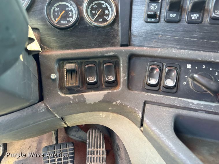 image for item EM2112 2005 Freightliner Columbia semi truck