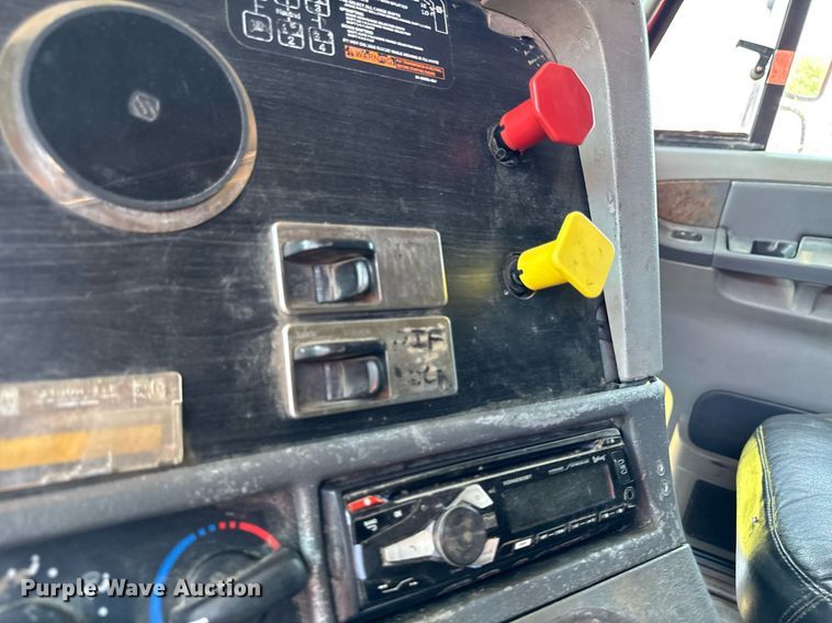 image for item EM2112 2005 Freightliner Columbia semi truck