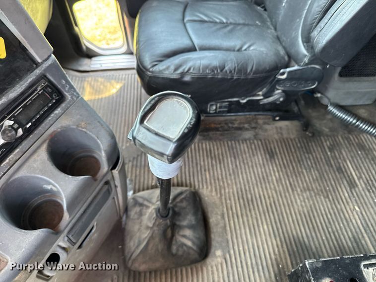 image for item EM2112 2005 Freightliner Columbia semi truck