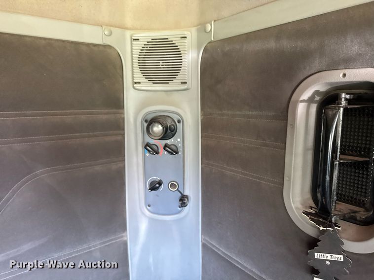 image for item EM2112 2005 Freightliner Columbia semi truck