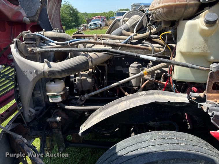 image for item EM2112 2005 Freightliner Columbia semi truck