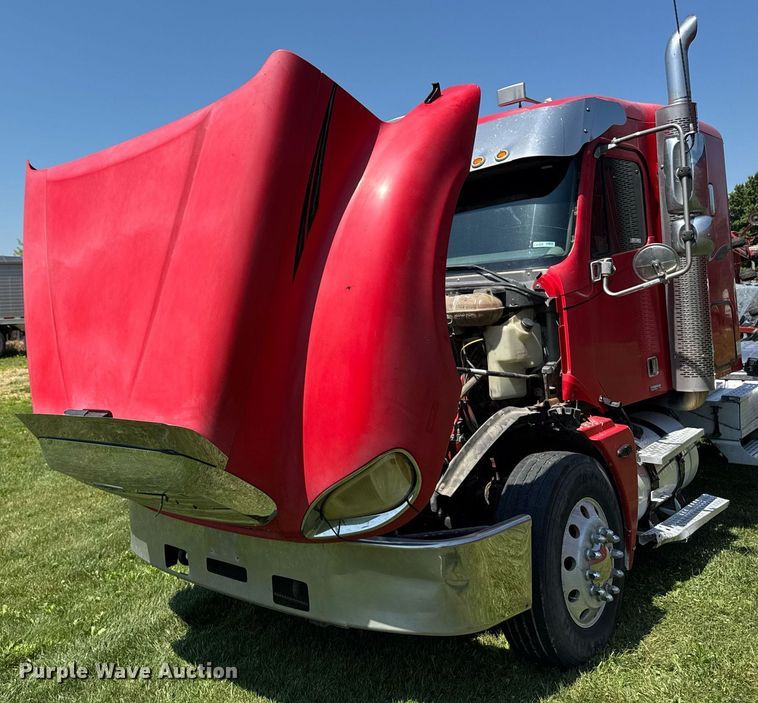 image for item EM2112 2005 Freightliner Columbia semi truck