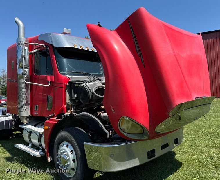 image for item EM2112 2005 Freightliner Columbia semi truck