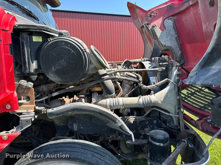 image for item EM2112 2005 Freightliner Columbia semi truck