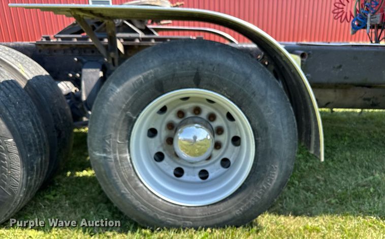 image for item EM2112 2005 Freightliner Columbia semi truck