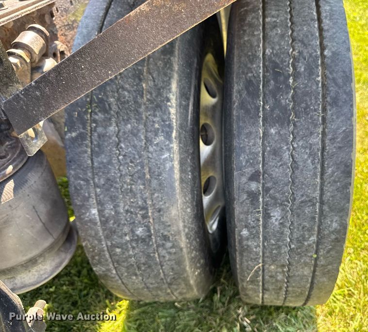 image for item EM2112 2005 Freightliner Columbia semi truck