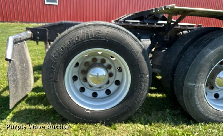 image for item EM2112 2005 Freightliner Columbia semi truck