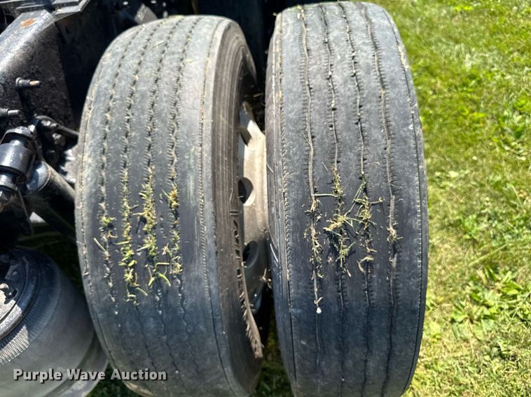 image for item EM2112 2005 Freightliner Columbia semi truck