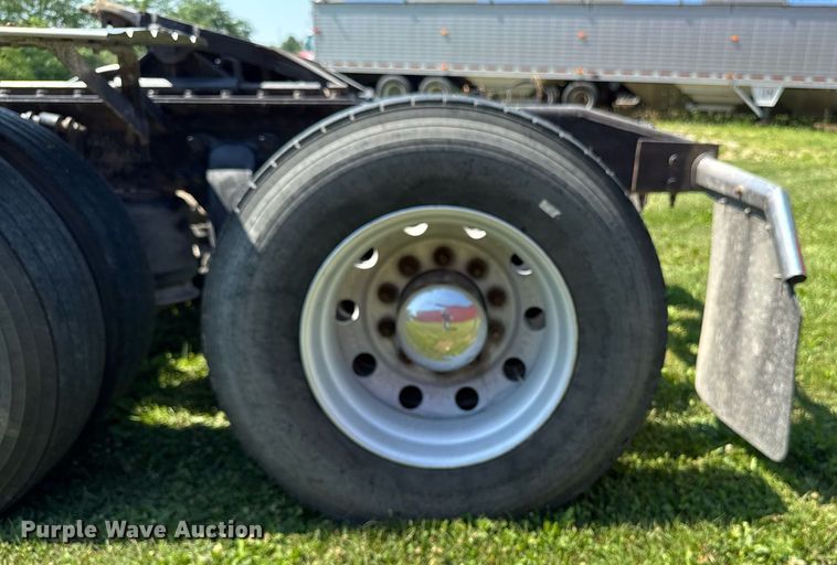 image for item EM2112 2005 Freightliner Columbia semi truck