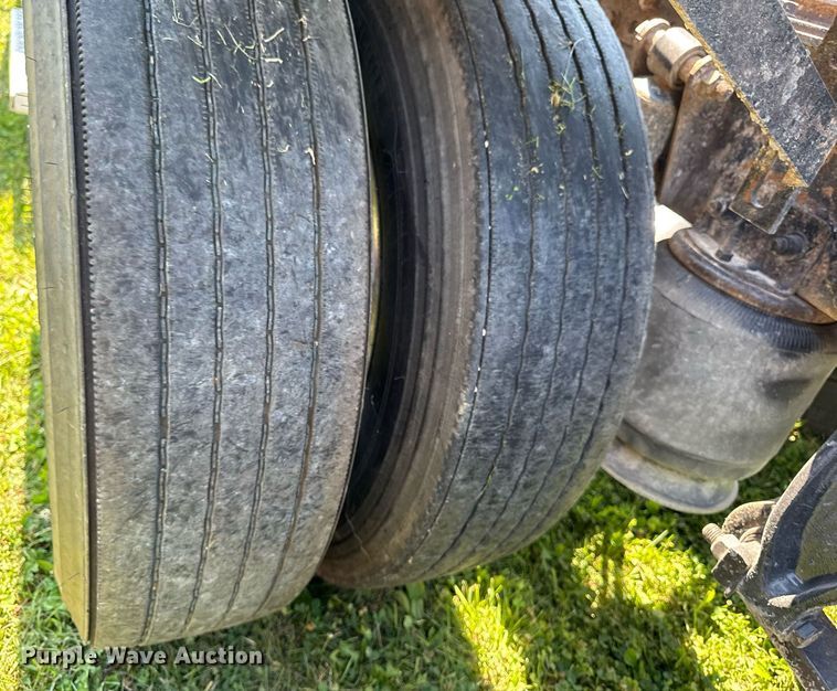 image for item EM2112 2005 Freightliner Columbia semi truck