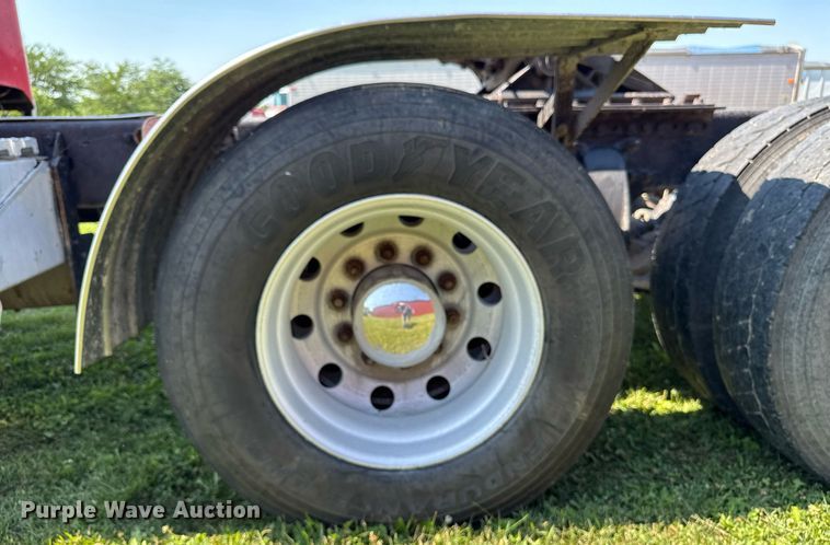 image for item EM2112 2005 Freightliner Columbia semi truck