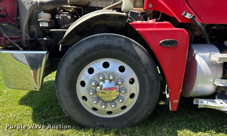 image for item EM2112 2005 Freightliner Columbia semi truck