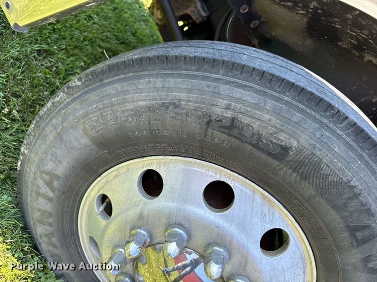 image for item EM2112 2005 Freightliner Columbia semi truck