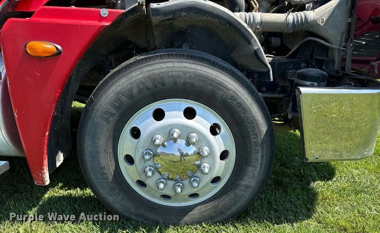 image for item EM2112 2005 Freightliner Columbia semi truck