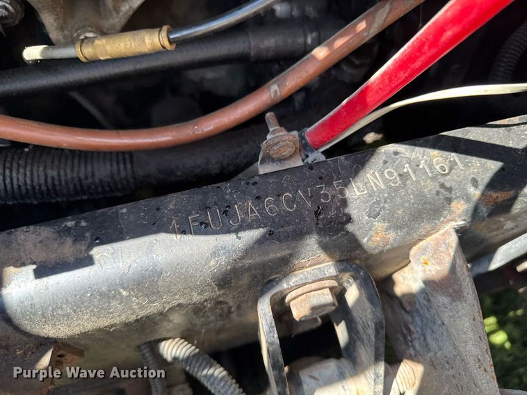 image for item EM2112 2005 Freightliner Columbia semi truck