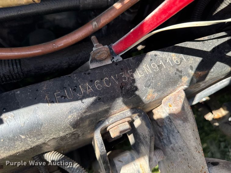 image for item EM2112 2005 Freightliner Columbia semi truck