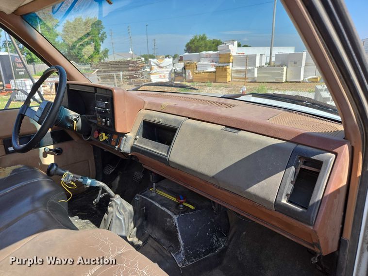 image for item EN2011 1990 GMC TopKick truck cab and chassis