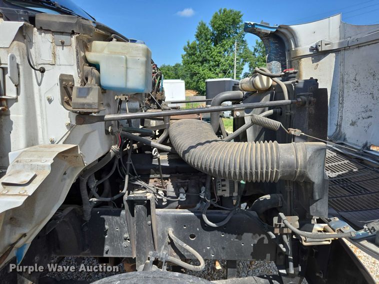 image for item EN2011 1990 GMC TopKick truck cab and chassis