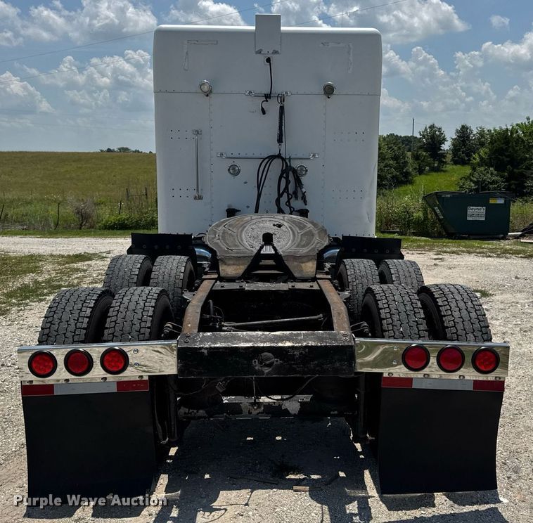 image for item EN4581 2005 Peterbilt 379 semi truck