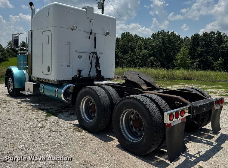 image for item EN4581 2005 Peterbilt 379 semi truck