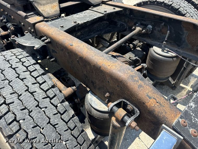 image for item EN4581 2005 Peterbilt 379 semi truck