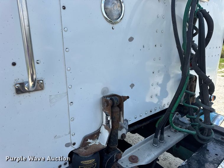 image for item EN4581 2005 Peterbilt 379 semi truck