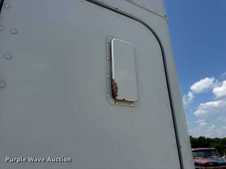 image for item EN4581 2005 Peterbilt 379 semi truck